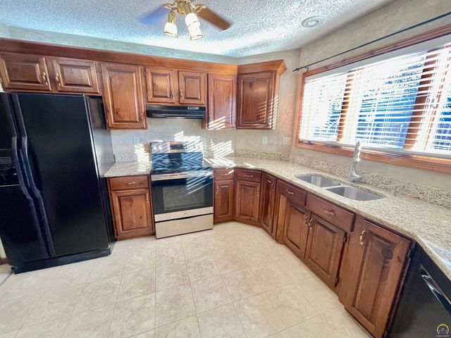 1556 SW Cheyenne Hills RD, Topeka, KS 66604