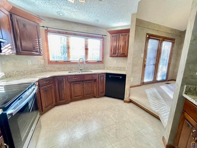 1556 SW Cheyenne Hills RD, Topeka, KS 66604