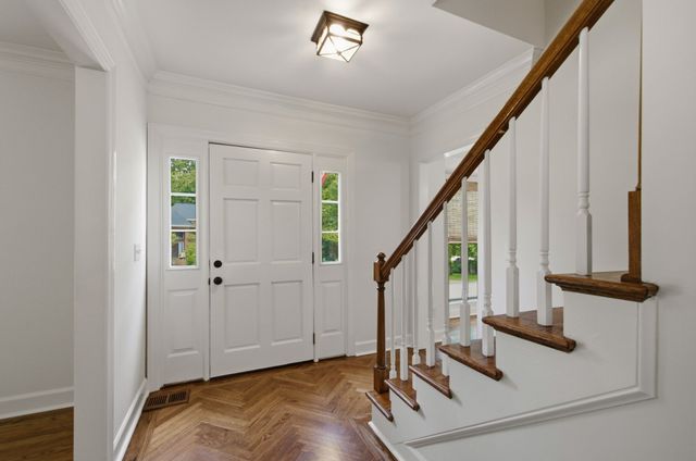 8005 Montcastle Dr, Nashville, TN 37221