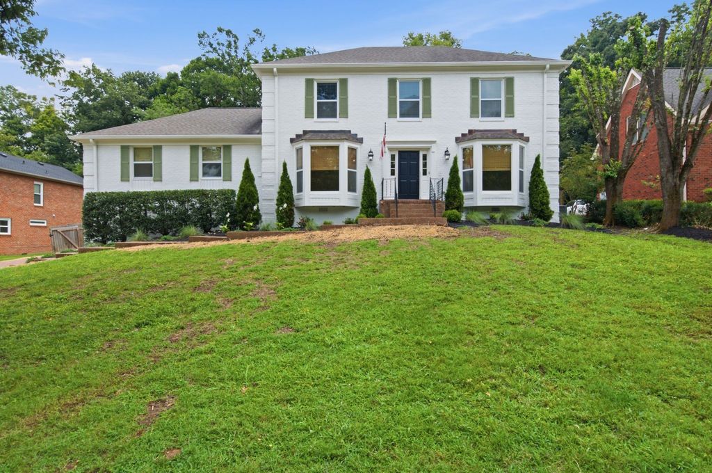 8005 Montcastle Dr, Nashville, TN 37221
