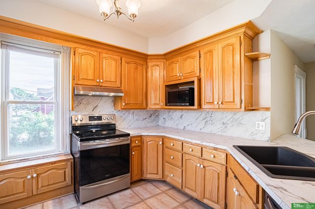 5012 Cass Street, Omaha, NE 68132