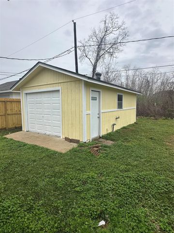 501 Cindyrella Drive, Highlands, TX 77562