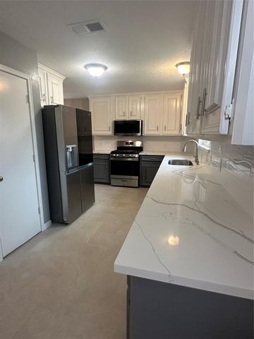 501 Cindyrella Drive, Highlands, TX 77562