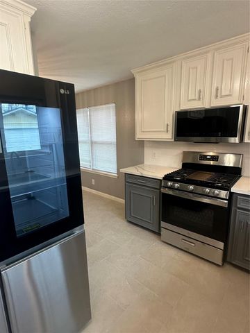 501 Cindyrella Drive, Highlands, TX 77562