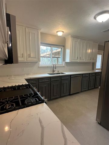 501 Cindyrella Drive, Highlands, TX 77562