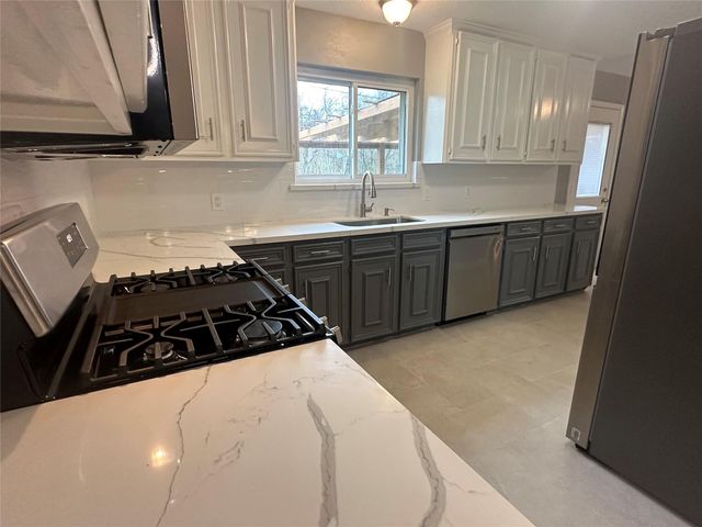 501 Cindyrella Drive, Highlands, TX 77562