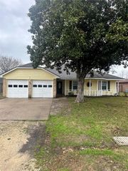 501 Cindyrella Drive, Highlands, TX 77562