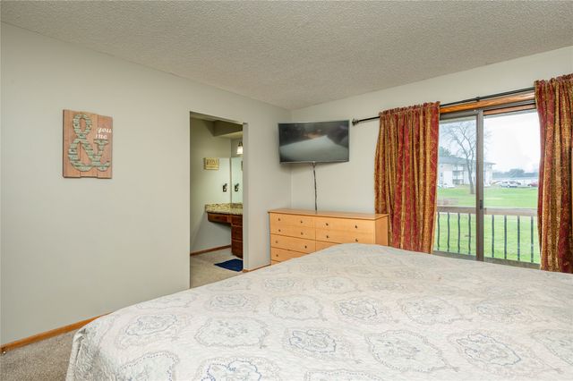 7900 Alpine Drive, Urbandale, IA 50322