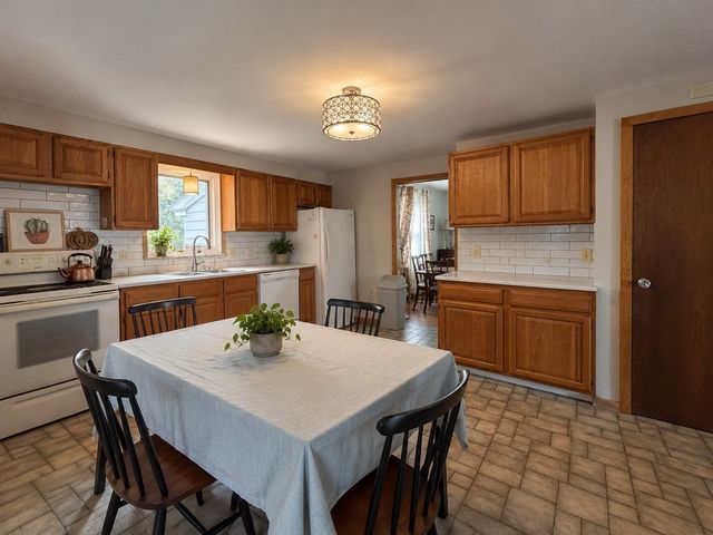 18 Primrose Dr, Seekonk, MA 02771