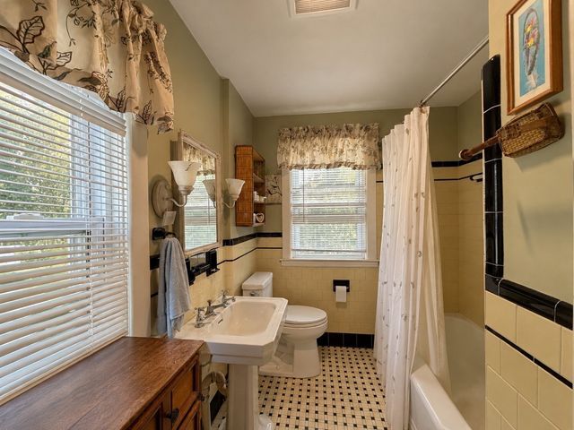 18 Primrose Dr, Seekonk, MA 02771