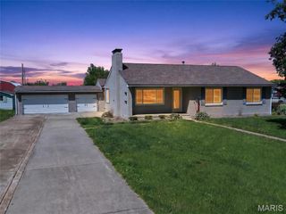 17 Airline Drive, Farmington, MO 63640