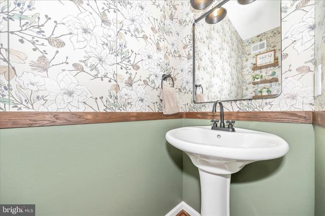 2033 BURNSIDE DR, Frederick, MD 21702