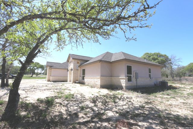 193 Oak Fields Dr, Floresville, TX 78114