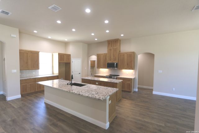 193 Oak Fields Dr, Floresville, TX 78114