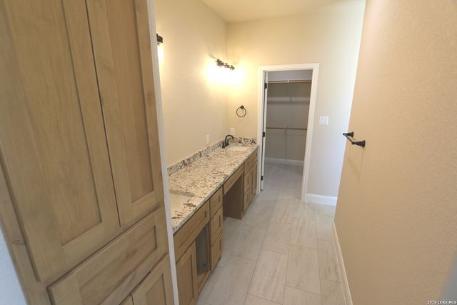 193 Oak Fields Dr, Floresville, TX 78114