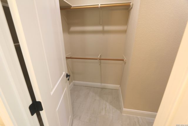 193 Oak Fields Dr, Floresville, TX 78114