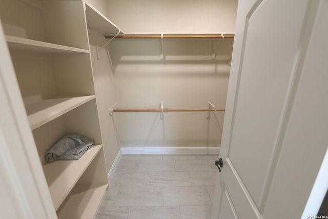 193 Oak Fields Dr, Floresville, TX 78114