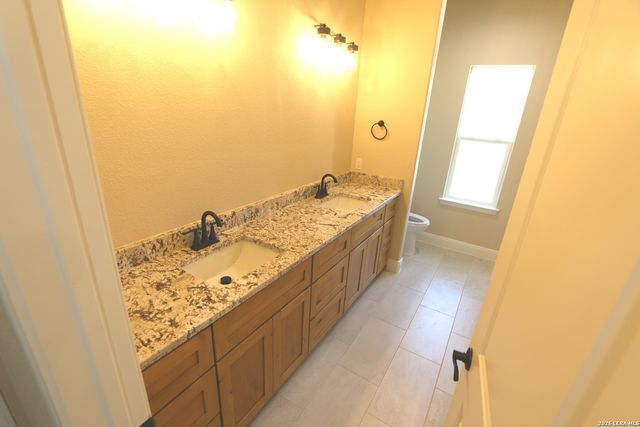 193 Oak Fields Dr, Floresville, TX 78114