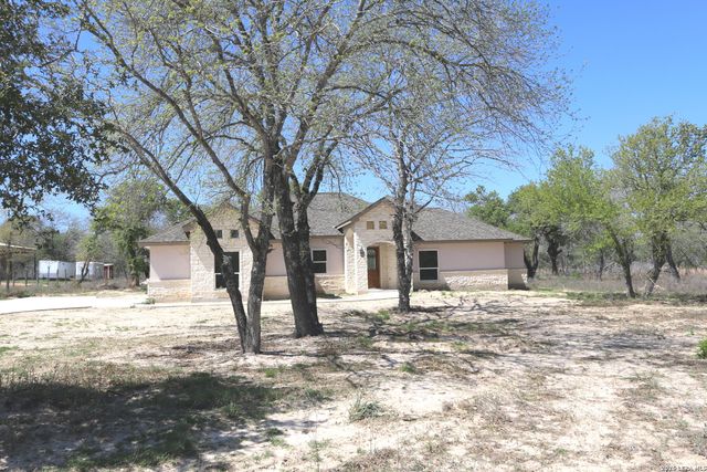 193 Oak Fields Dr, Floresville, TX 78114