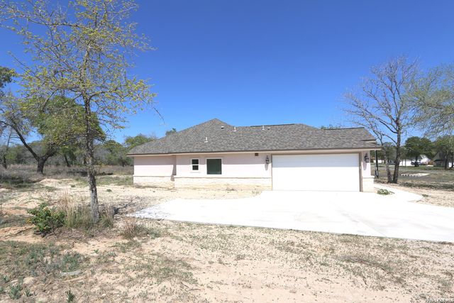193 Oak Fields Dr, Floresville, TX 78114