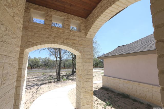 193 Oak Fields Dr, Floresville, TX 78114