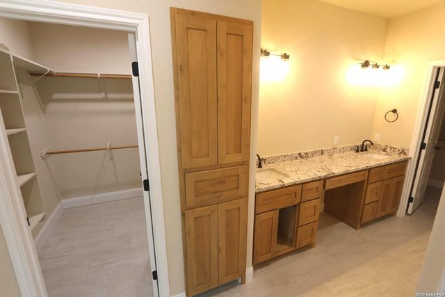 193 Oak Fields Dr, Floresville, TX 78114