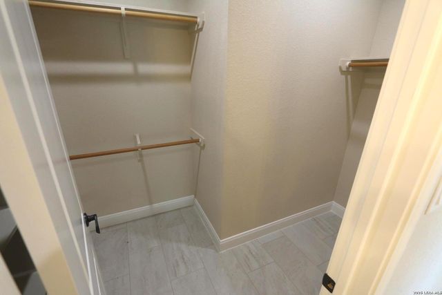 193 Oak Fields Dr, Floresville, TX 78114