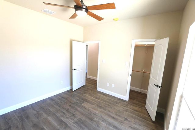 193 Oak Fields Dr, Floresville, TX 78114