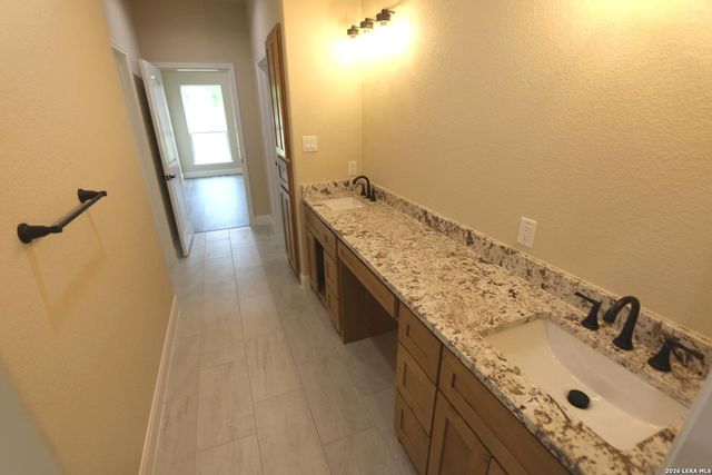 193 Oak Fields Dr, Floresville, TX 78114