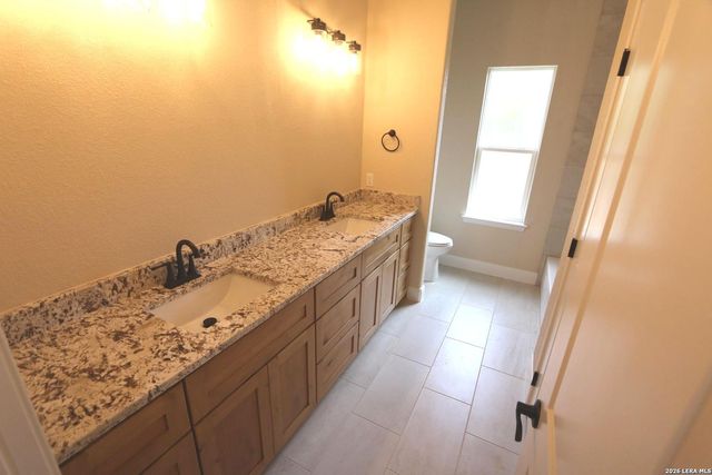 193 Oak Fields Dr, Floresville, TX 78114