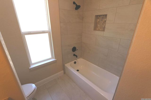 193 Oak Fields Dr, Floresville, TX 78114
