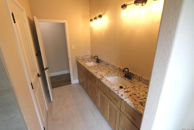 193 Oak Fields Dr, Floresville, TX 78114