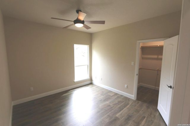 193 Oak Fields Dr, Floresville, TX 78114