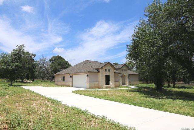 193 Oak Fields Dr, Floresville, TX 78114