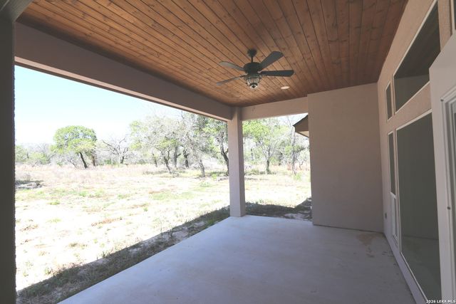 193 Oak Fields Dr, Floresville, TX 78114