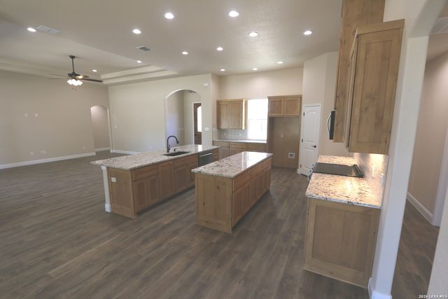 193 Oak Fields Dr, Floresville, TX 78114