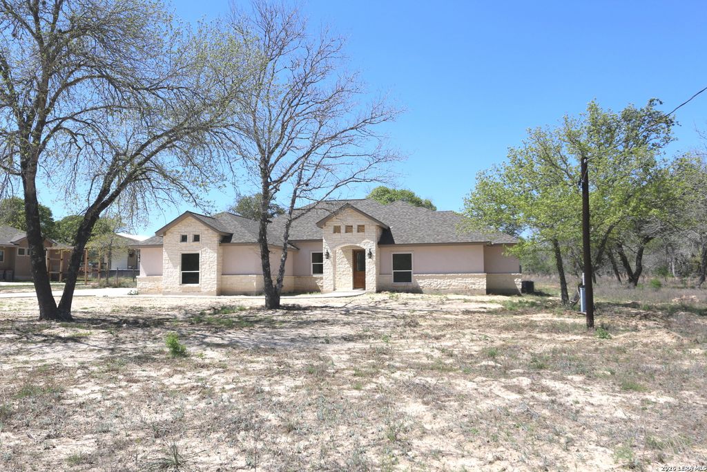 193 Oak Fields Dr, Floresville, TX 78114