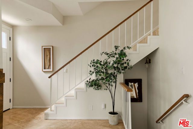 5100 Riverton Avenue 9, North Hollywood (los Angeles), CA 91601