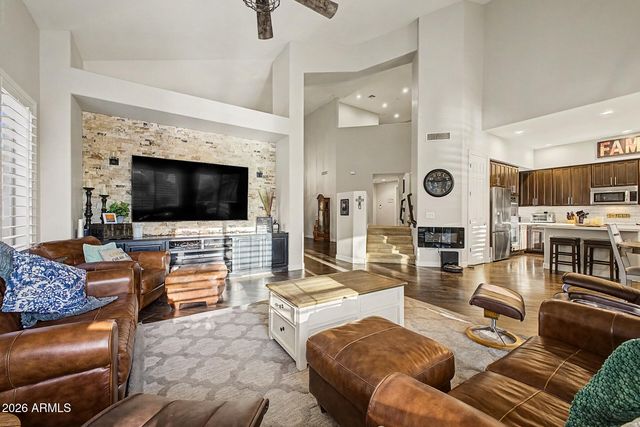682 E CAPRICORN Way, Chandler, AZ 85249