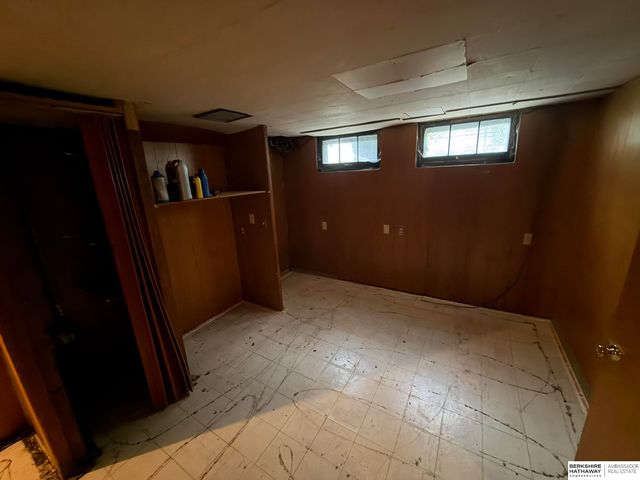 6913 N 33rd Street, Omaha, NE 68112
