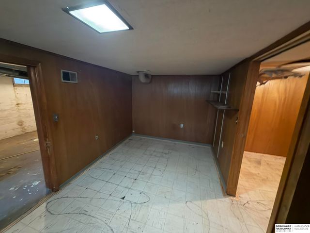 6913 N 33rd Street, Omaha, NE 68112