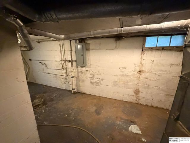 6913 N 33rd Street, Omaha, NE 68112