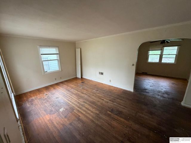 6913 N 33rd Street, Omaha, NE 68112