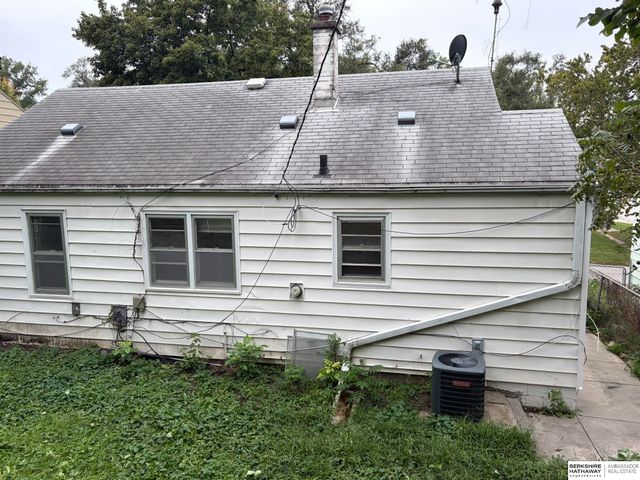 6913 N 33rd Street, Omaha, NE 68112