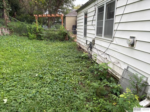 6913 N 33rd Street, Omaha, NE 68112