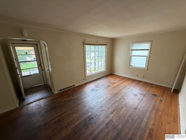 6913 N 33rd Street, Omaha, NE 68112