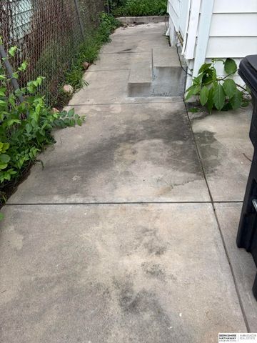 6913 N 33rd Street, Omaha, NE 68112