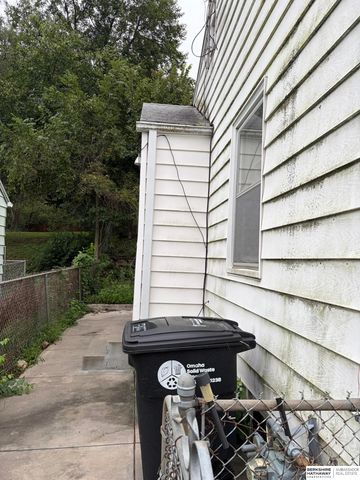 6913 N 33rd Street, Omaha, NE 68112