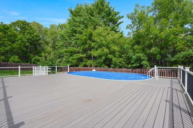10 Meadow Lane, Pleasant Valley, NY 12569