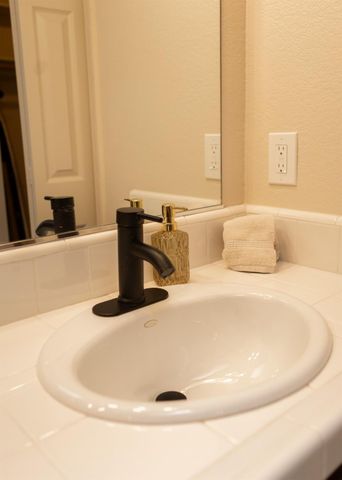 40 American River Canyon Dr, Folsom, CA 95630